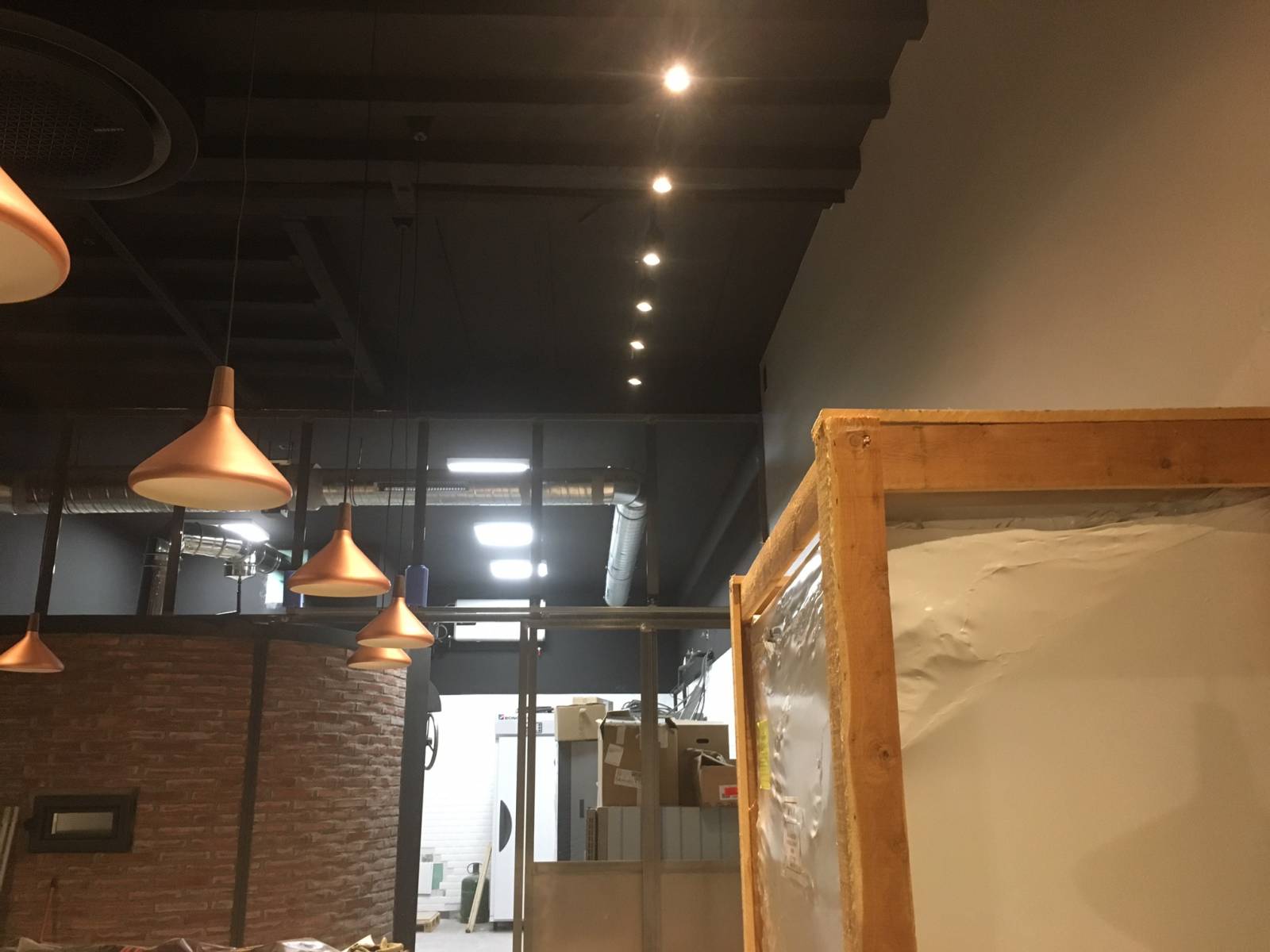 Application de peinture noire sur plafond de boulangerie à Lyon