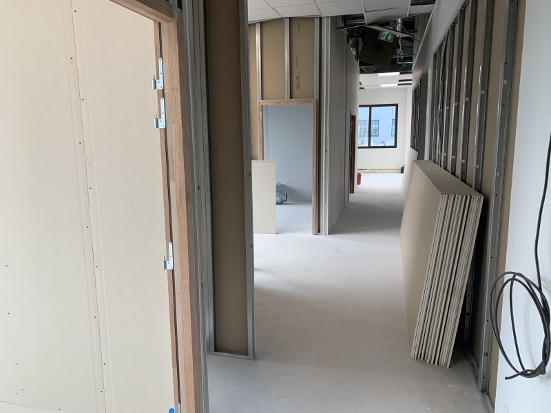 Aménagement technique complet d’un plateau professionnel à Lyon 7 avec isolation phonique renforcée et réseau RJ45 Cat 6A