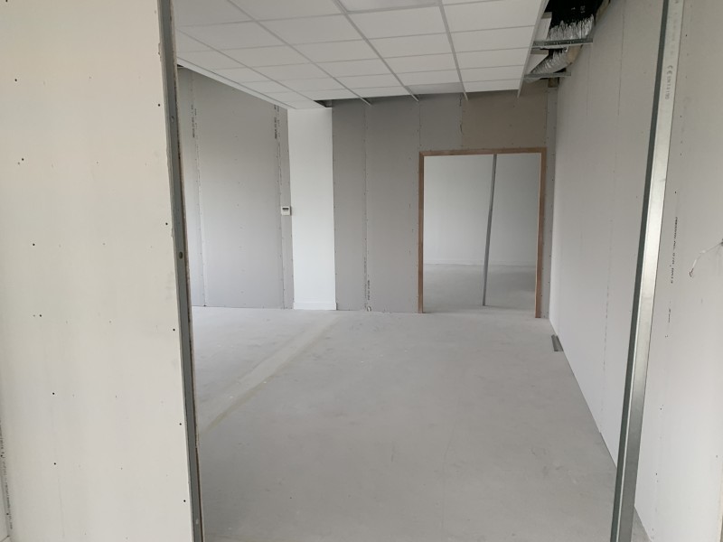 Aménagement technique complet d’un plateau professionnel à Lyon 7 avec isolation phonique renforcée et réseau RJ45 Cat 6A
