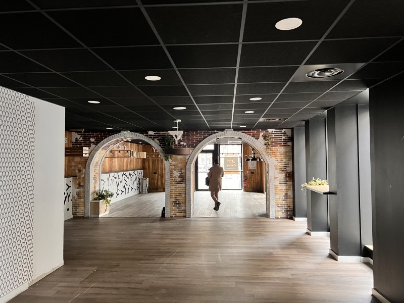 Réaménagement complet d’un cabinet d’ostéopathie à Lyon Perrache incluant cloisons BA13, parquet vinyle Spirit Pro, prises réseau Legrand Céliane et traitement acoustique