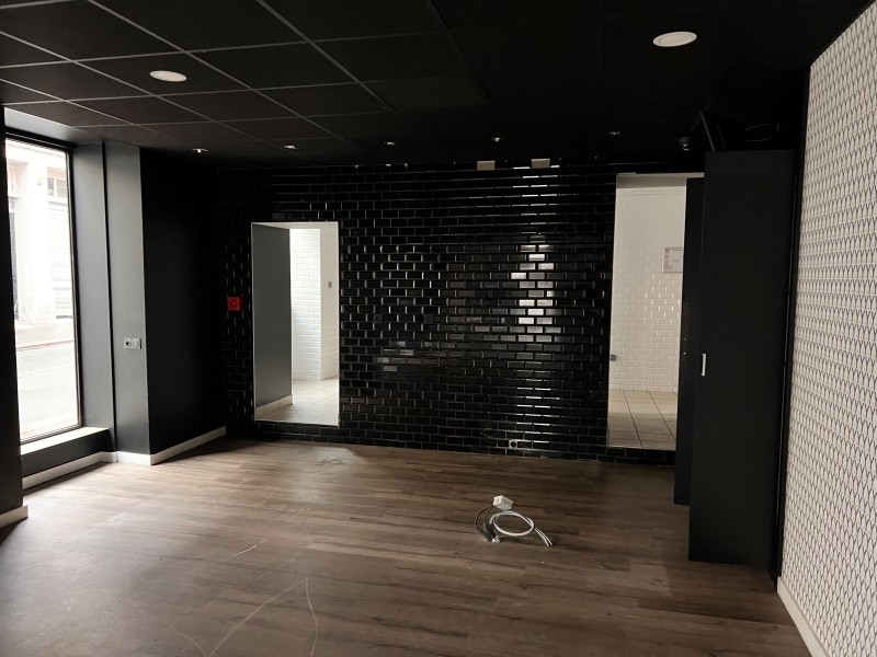 Réaménagement complet d’un cabinet d’ostéopathie à Lyon Perrache incluant cloisons BA13, parquet vinyle Spirit Pro, prises réseau Legrand Céliane et traitement acoustique