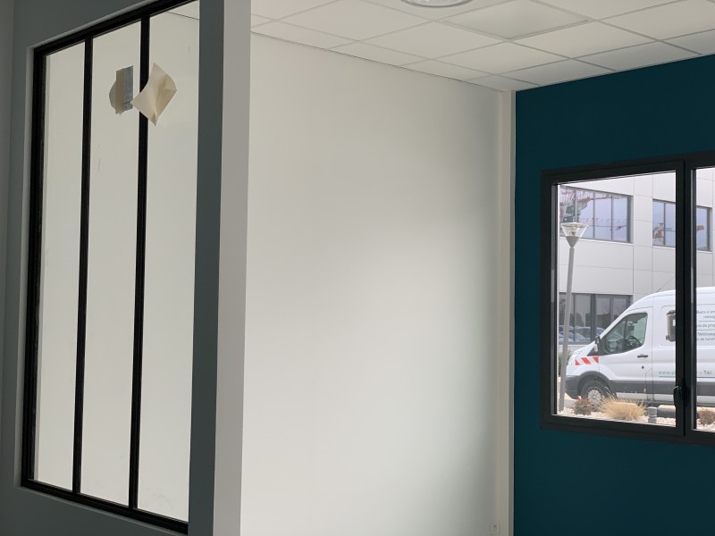 Aménagement technique complet d’un plateau professionnel à Lyon 7 avec isolation phonique renforcée et réseau RJ45 Cat 6A