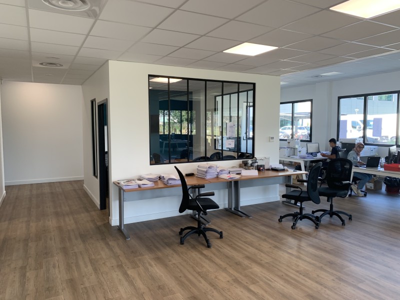 Aménagement technique complet d’un plateau professionnel à Lyon 7 avec isolation phonique renforcée et réseau RJ45 Cat 6A