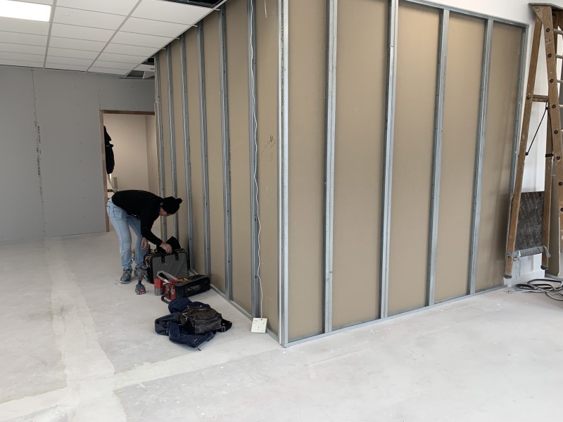 Aménagement technique complet d’un plateau professionnel à Lyon 7 avec isolation phonique renforcée et réseau RJ45 Cat 6A