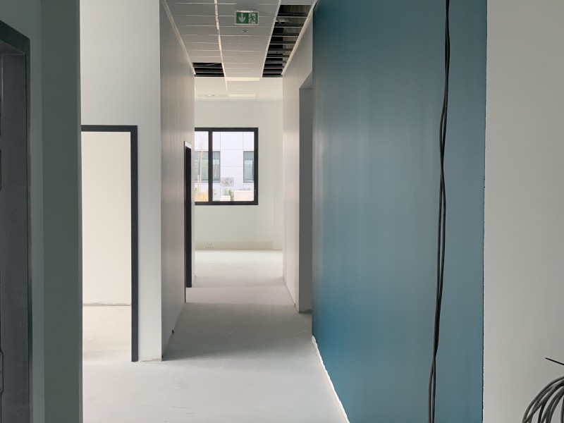 Aménagement technique complet d’un plateau professionnel à Lyon 7 avec isolation phonique renforcée et réseau RJ45 Cat 6A