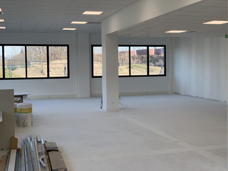 Aménagement technique complet d’un plateau professionnel à Lyon 7 avec isolation phonique renforcée et réseau RJ45 Cat 6A