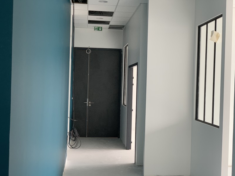 Aménagement technique complet d’un plateau professionnel à Lyon 7 avec isolation phonique renforcée et réseau RJ45 Cat 6A