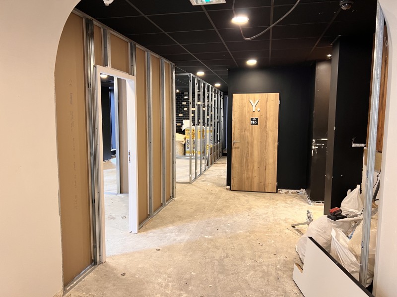 Réaménagement complet d’un cabinet d’ostéopathie à Lyon Perrache incluant cloisons BA13, parquet vinyle Spirit Pro, prises réseau Legrand Céliane et traitement acoustique