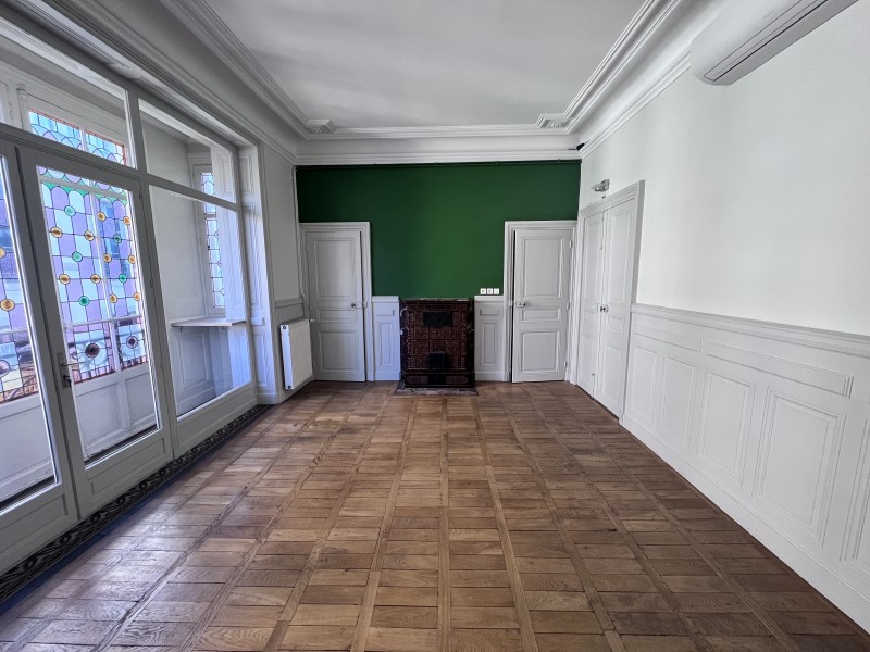 Transformation complète d’un cabinet médical de médecine télévisuelle à Lyon cours Gambetta avec reprise électrique, peinture, menuiserie et sols techniques
