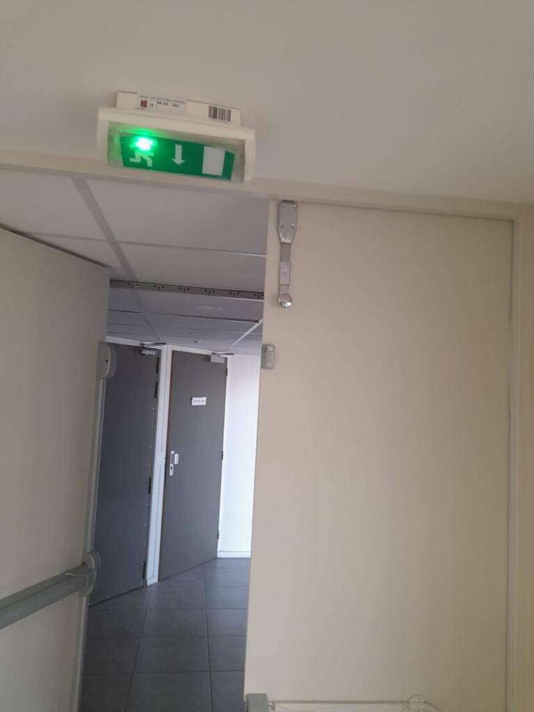 travaux de serrurerie sur une porte d'entrée dans des bureaux à Lyon 6