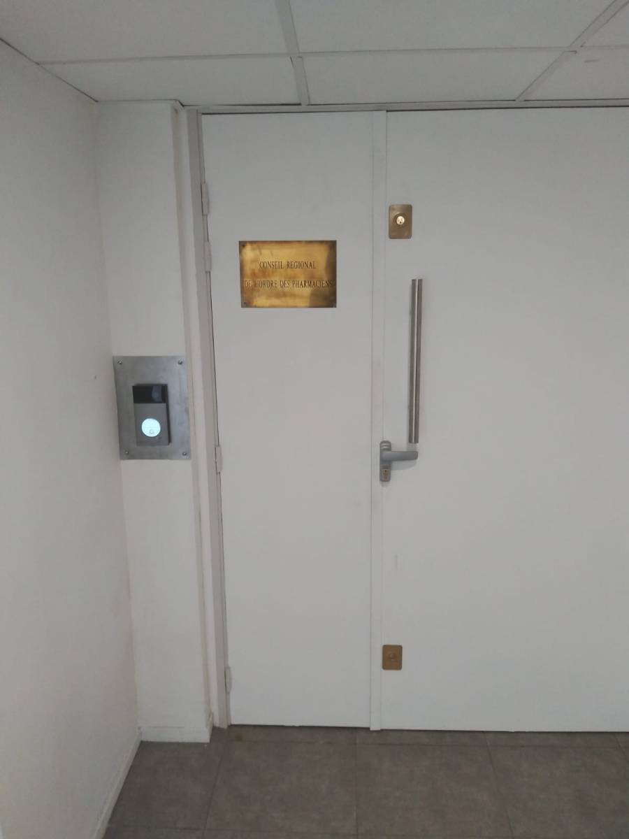 Porte d'entrée révisée système de visio appel dans des bureaux à Lyon 6