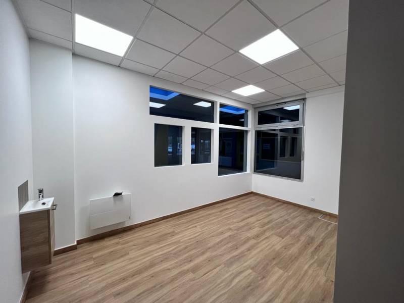 Avant/Après travaux de menuiserie centre médical à Lyon