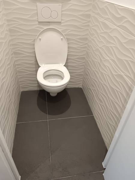 Travaux d'intérieur wc suspendu carrelage en Haute Savoie 
