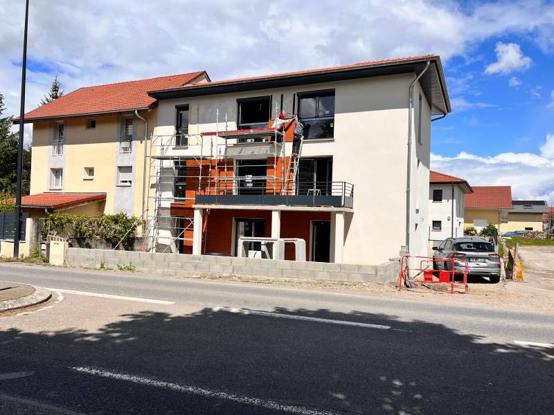 Vue façade travaux de bardage dans un immeuble à Douvaine