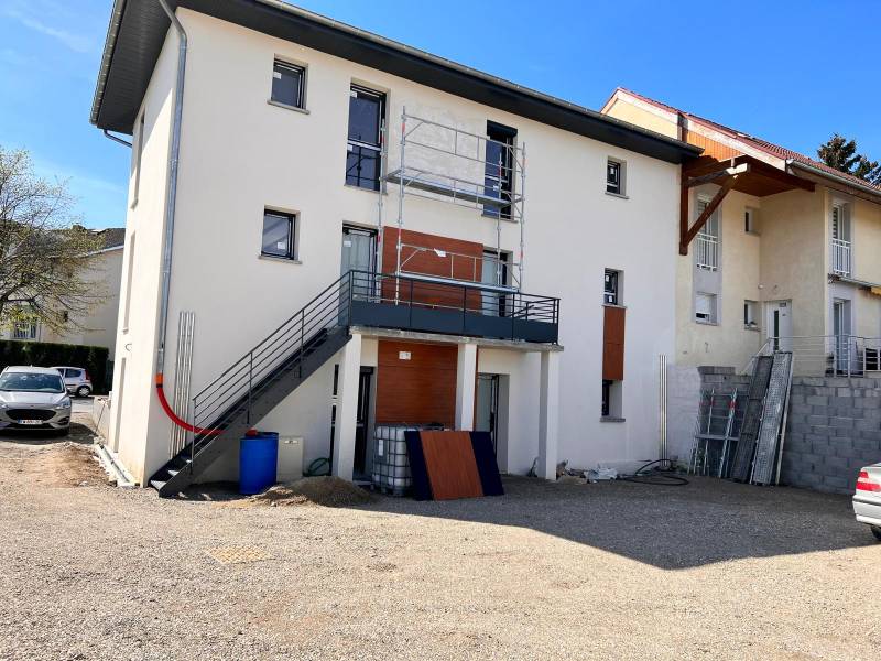 Vue façade arrière du bâtiment à Douvaine proche Suisse