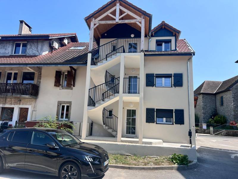 Vue de l'arrière d'un immeuble de 3 étages à Veigy Foncenex