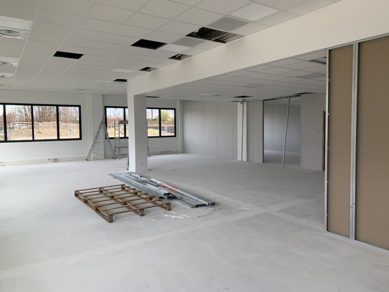 Aménagement technique complet d’un plateau professionnel à Lyon 7 avec isolation phonique renforcée et réseau RJ45 Cat 6A