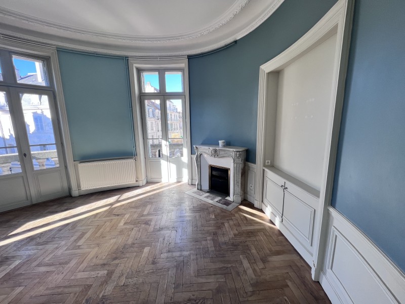 Transformation complète d’un cabinet médical de médecine télévisuelle à Lyon cours Gambetta avec reprise électrique, peinture, menuiserie et sols techniques