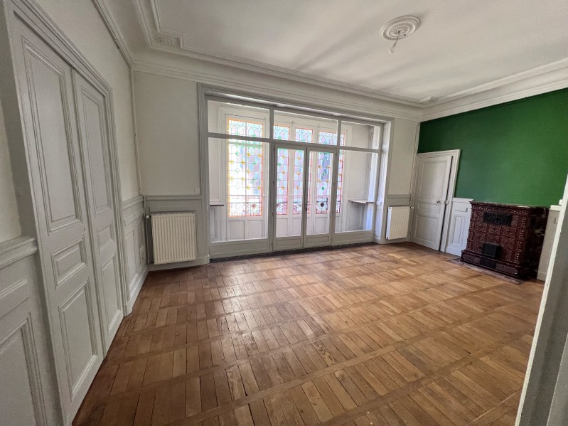Transformation complète d’un cabinet médical de médecine télévisuelle à Lyon cours Gambetta avec reprise électrique, peinture, menuiserie et sols techniques