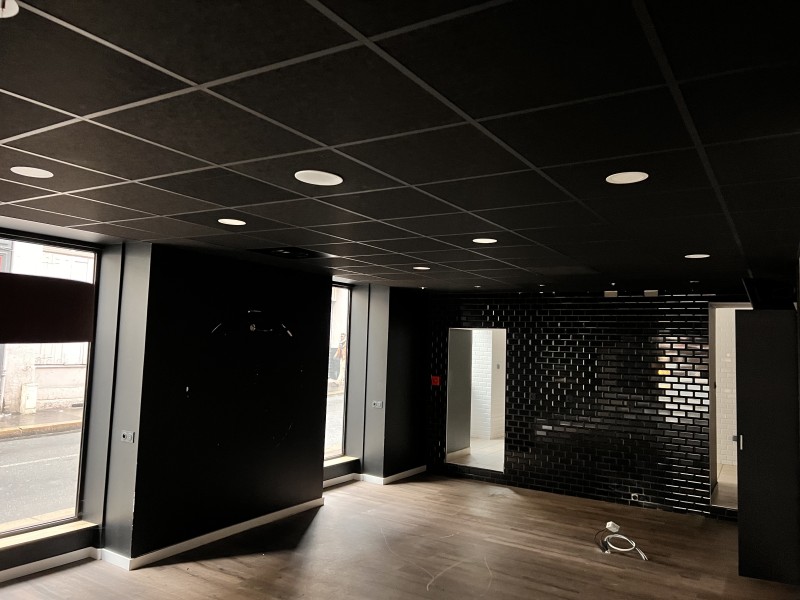 Réaménagement complet d’un cabinet d’ostéopathie à Lyon Perrache incluant cloisons BA13, parquet vinyle Spirit Pro, prises réseau Legrand Céliane et traitement acoustique