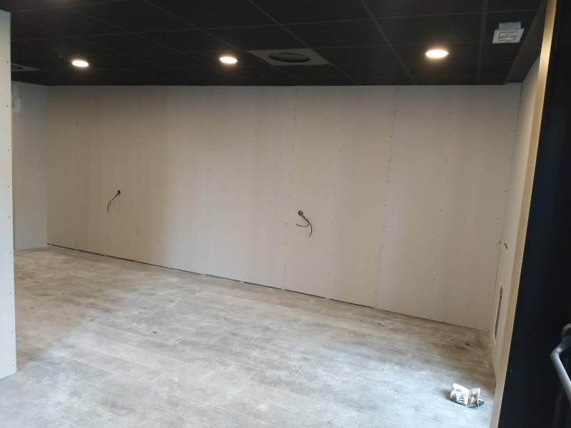 Pose de faux plafond dans un local professionnel dans le 42