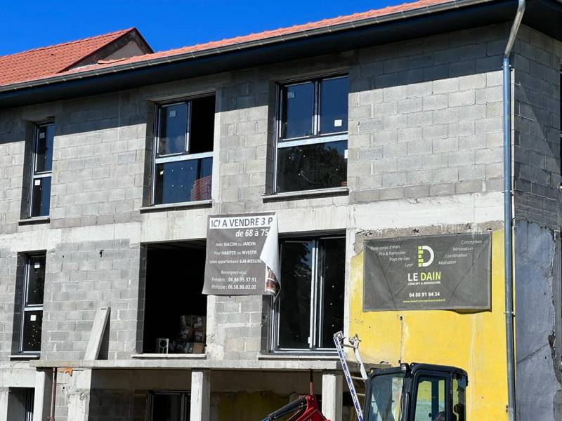 Avant Après Travaux en cours à Douvaine d'un immeuble de deux étages