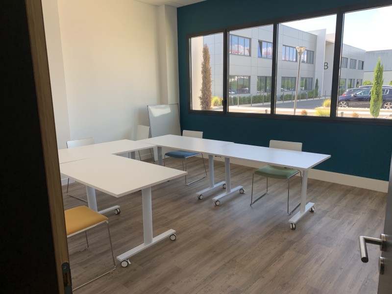 Aménagement technique complet d’un plateau professionnel à Lyon 7 avec isolation phonique renforcée et réseau RJ45 Cat 6A