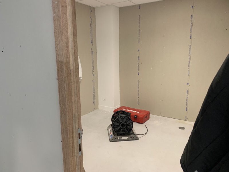 Aménagement technique complet d’un plateau professionnel à Lyon 7 avec isolation phonique renforcée et réseau RJ45 Cat 6A