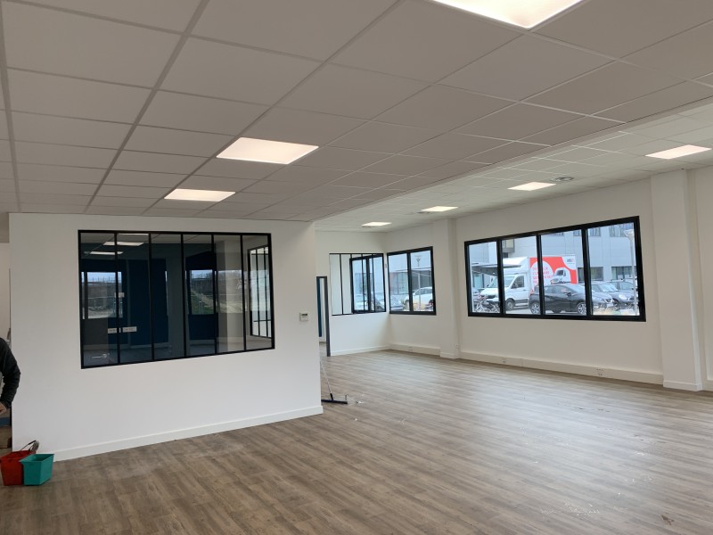Aménagement technique complet d’un plateau professionnel à Lyon 7 avec isolation phonique renforcée et réseau RJ45 Cat 6A