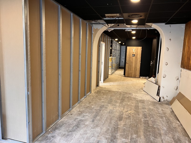 Réaménagement complet d’un cabinet d’ostéopathie à Lyon Perrache incluant cloisons BA13, parquet vinyle Spirit Pro, prises réseau Legrand Céliane et traitement acoustique