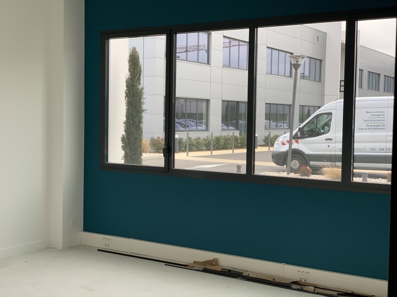 Aménagement technique complet d’un plateau professionnel à Lyon 7 avec isolation phonique renforcée et réseau RJ45 Cat 6A