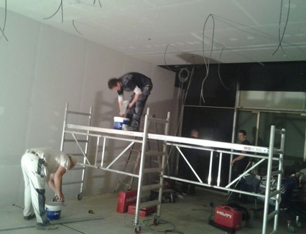 Installation de faux plafonds sur échafaudage dans des bureaux à Lyon