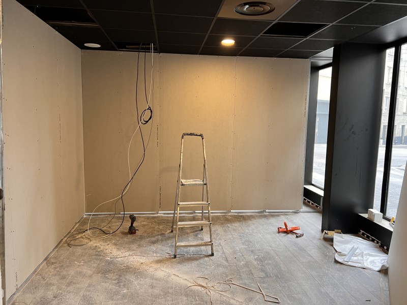 Réaménagement complet d’un cabinet d’ostéopathie à Lyon Perrache incluant cloisons BA13, parquet vinyle Spirit Pro, prises réseau Legrand Céliane et traitement acoustique