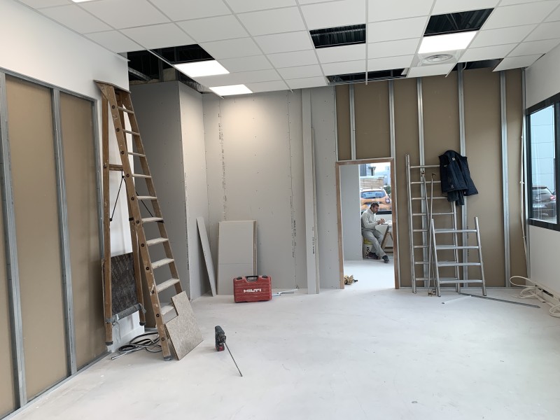 Aménagement technique complet d’un plateau professionnel à Lyon 7 avec isolation phonique renforcée et réseau RJ45 Cat 6A