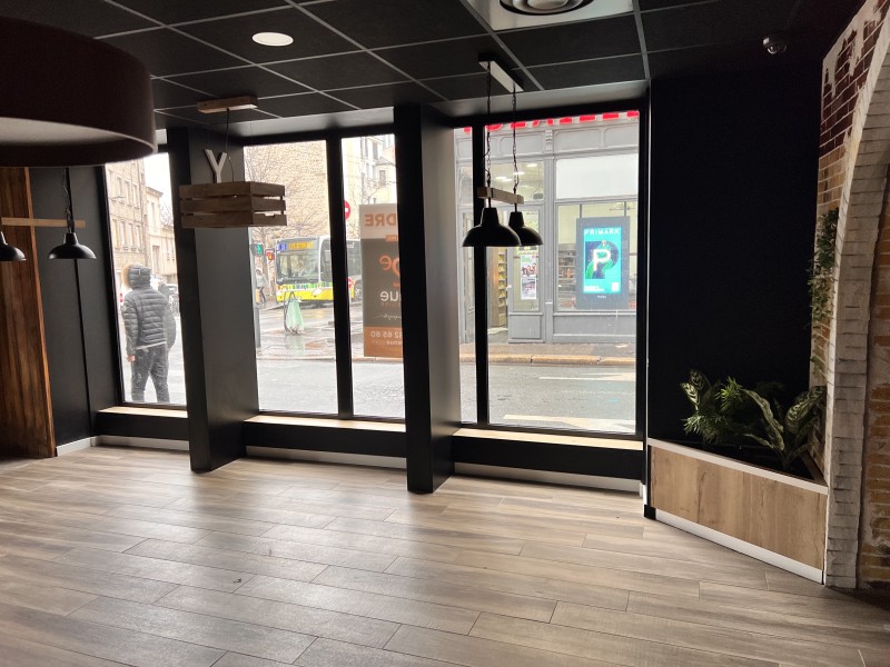 Réaménagement complet d’un cabinet d’ostéopathie à Lyon Perrache incluant cloisons BA13, parquet vinyle Spirit Pro, prises réseau Legrand Céliane et traitement acoustique