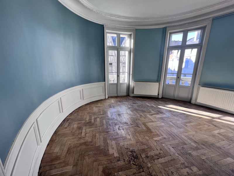 Transformation complète d’un cabinet médical de médecine télévisuelle à Lyon cours Gambetta avec reprise électrique, peinture, menuiserie et sols techniques
