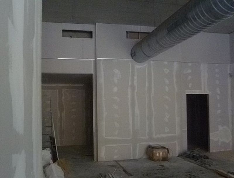 Rénovation d'un entrepôt à Lyon travaux de plâtrerie peinture électricité et plomberie