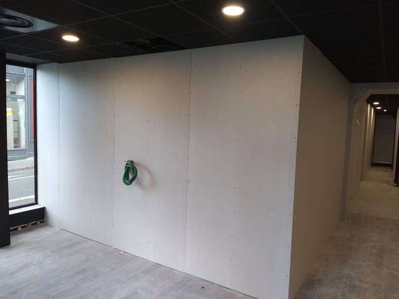 Préparation des murs d'un centre d'épilation à Saint Etienne